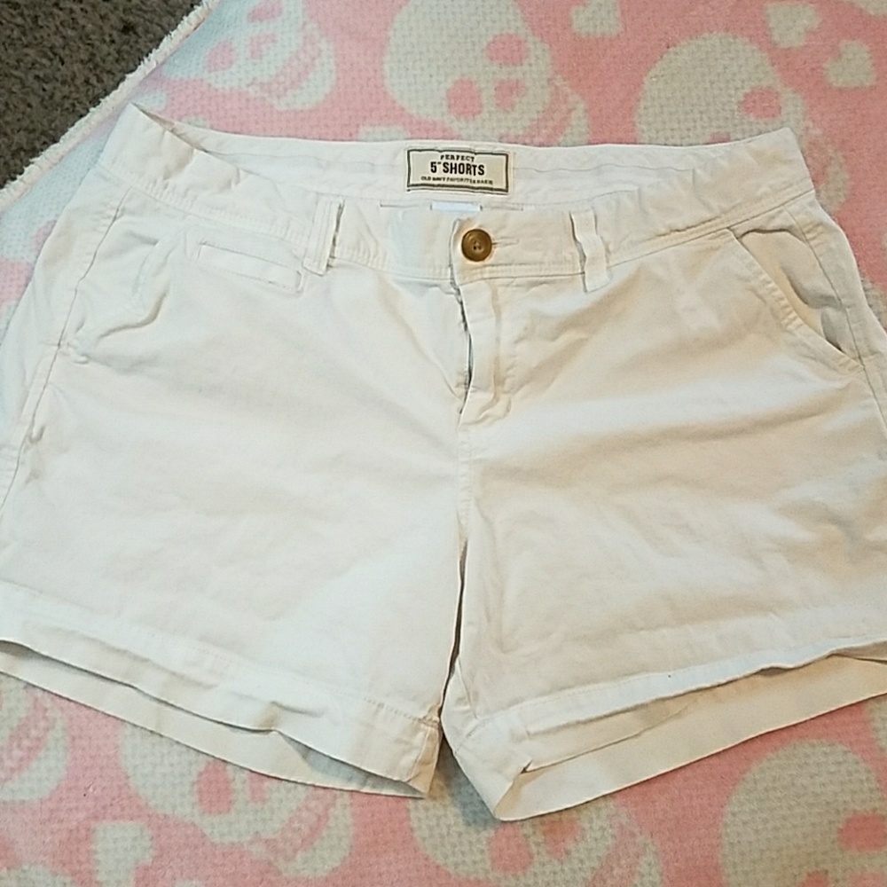 🦄 White Old Navy shorts